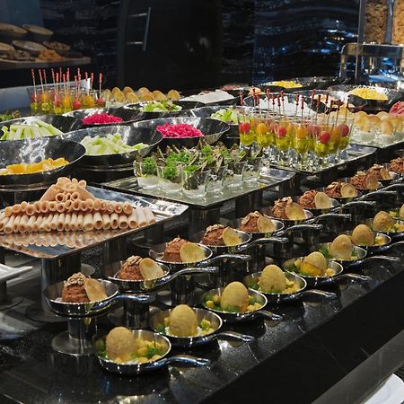 伊斯坦布尔希尔顿逸林酒店 - 皮亚利帕萨 外观 照片 A buffet of canapés