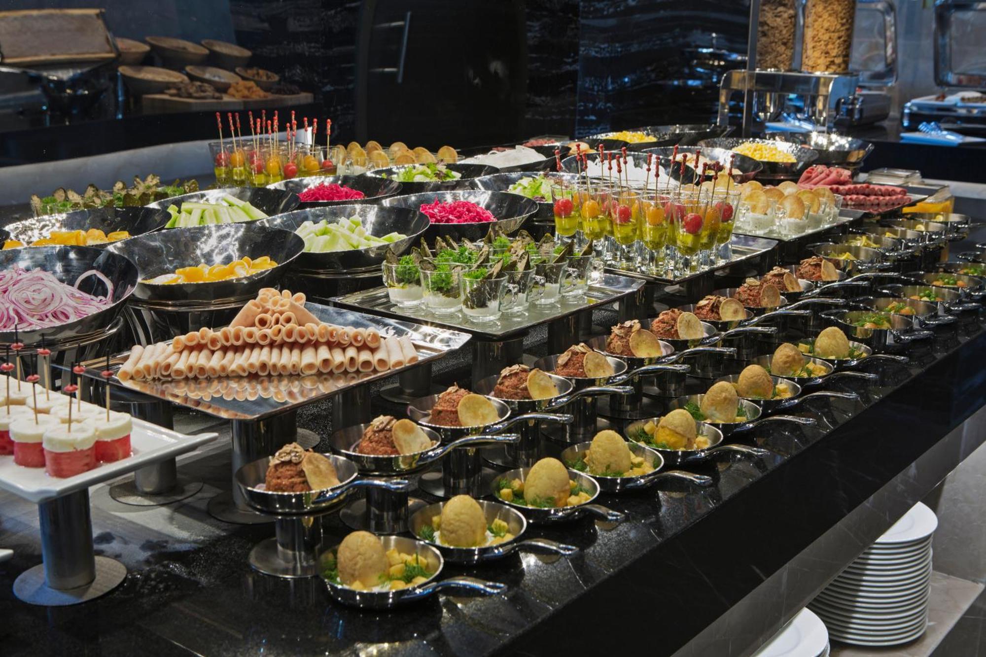 伊斯坦布尔希尔顿逸林酒店 - 皮亚利帕萨 外观 照片 A buffet of canapés