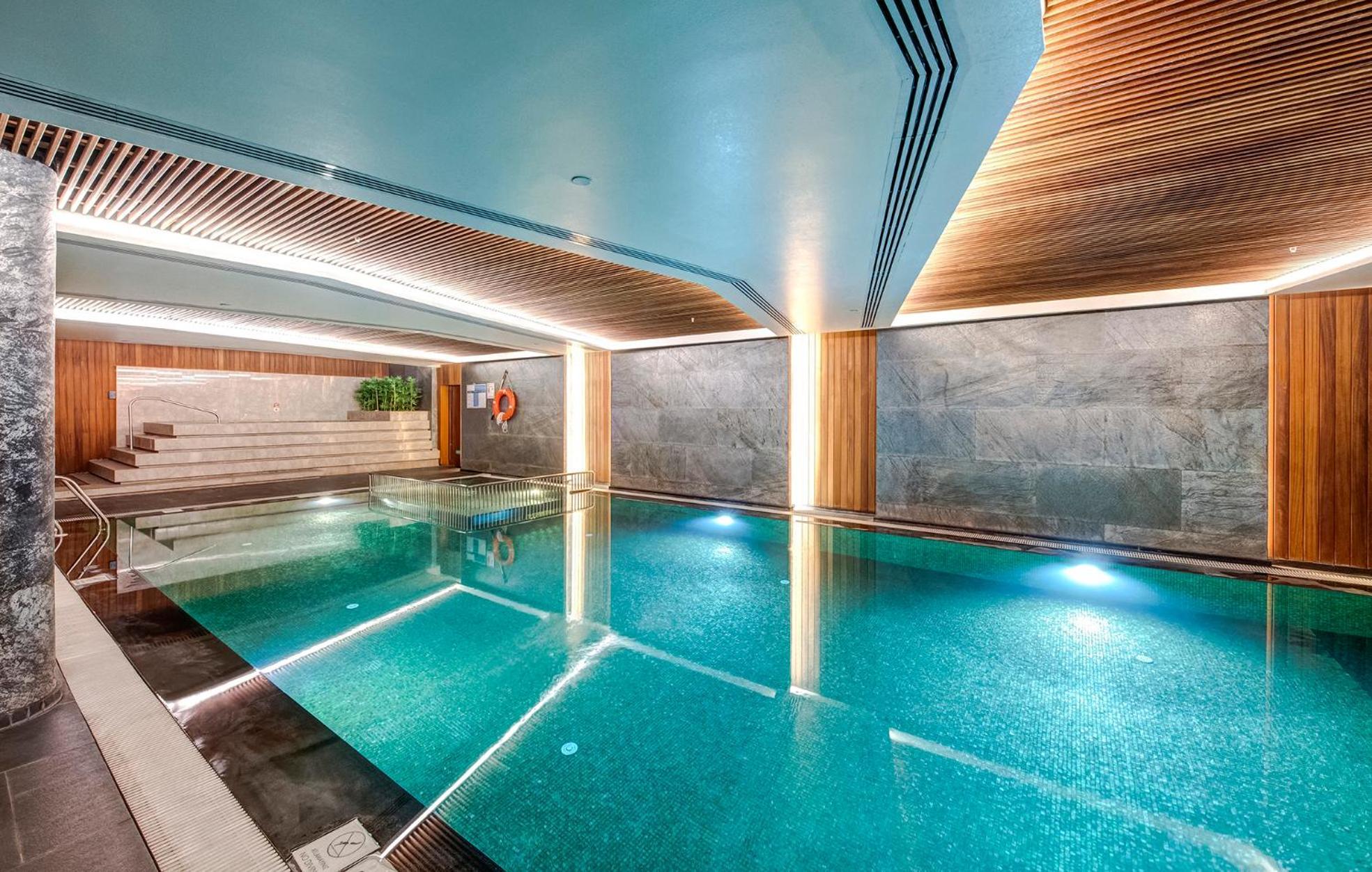 伊斯坦布尔希尔顿逸林酒店 - 皮亚利帕萨 外观 照片 The swimming pool at the hotel