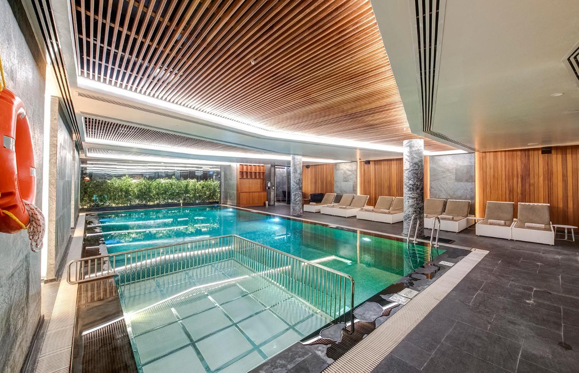 伊斯坦布尔希尔顿逸林酒店 - 皮亚利帕萨 外观 照片 The swimming pool at The Landmark