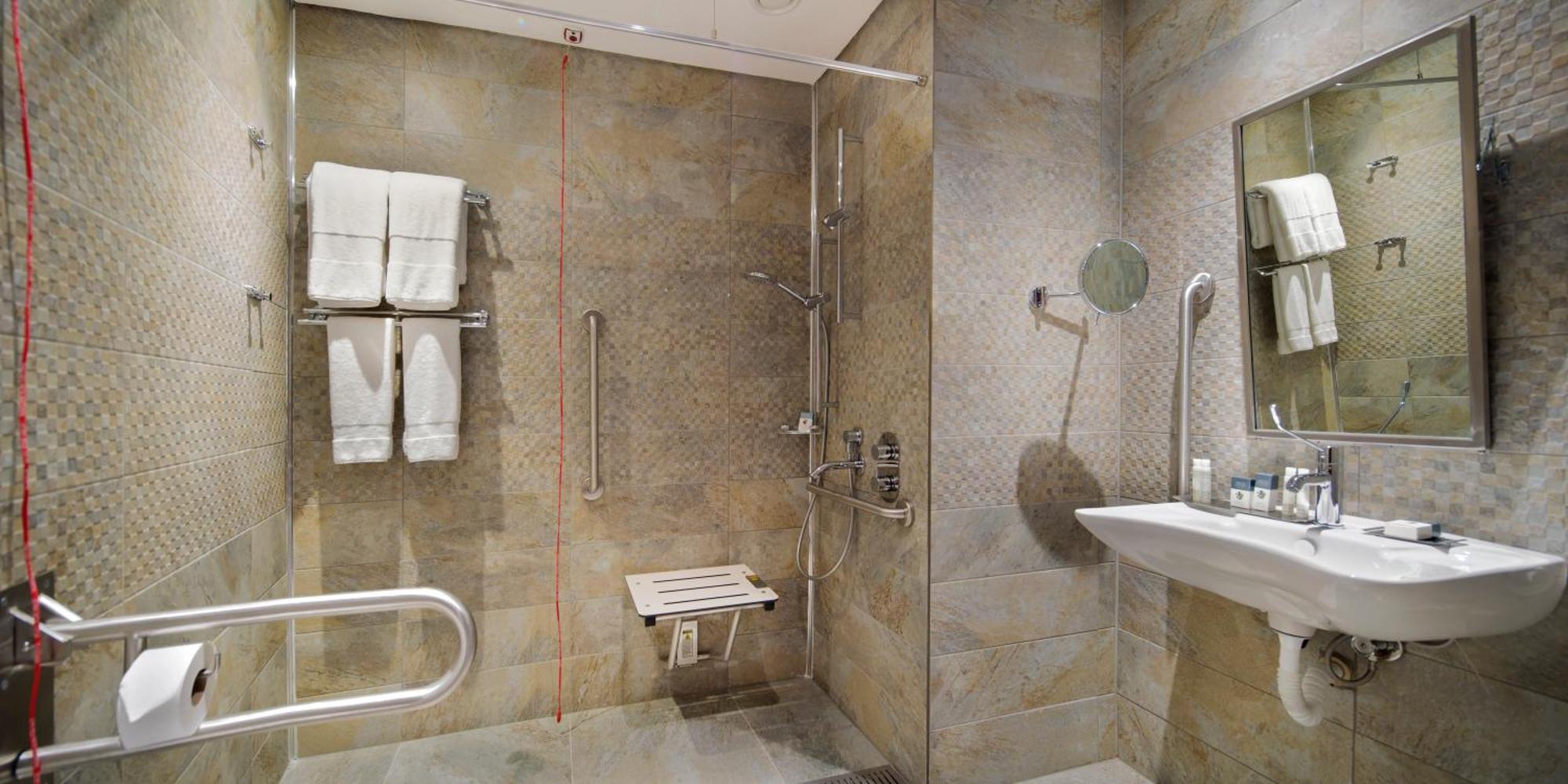 伊斯坦布尔希尔顿逸林酒店 - 皮亚利帕萨 外观 照片 A shower seat