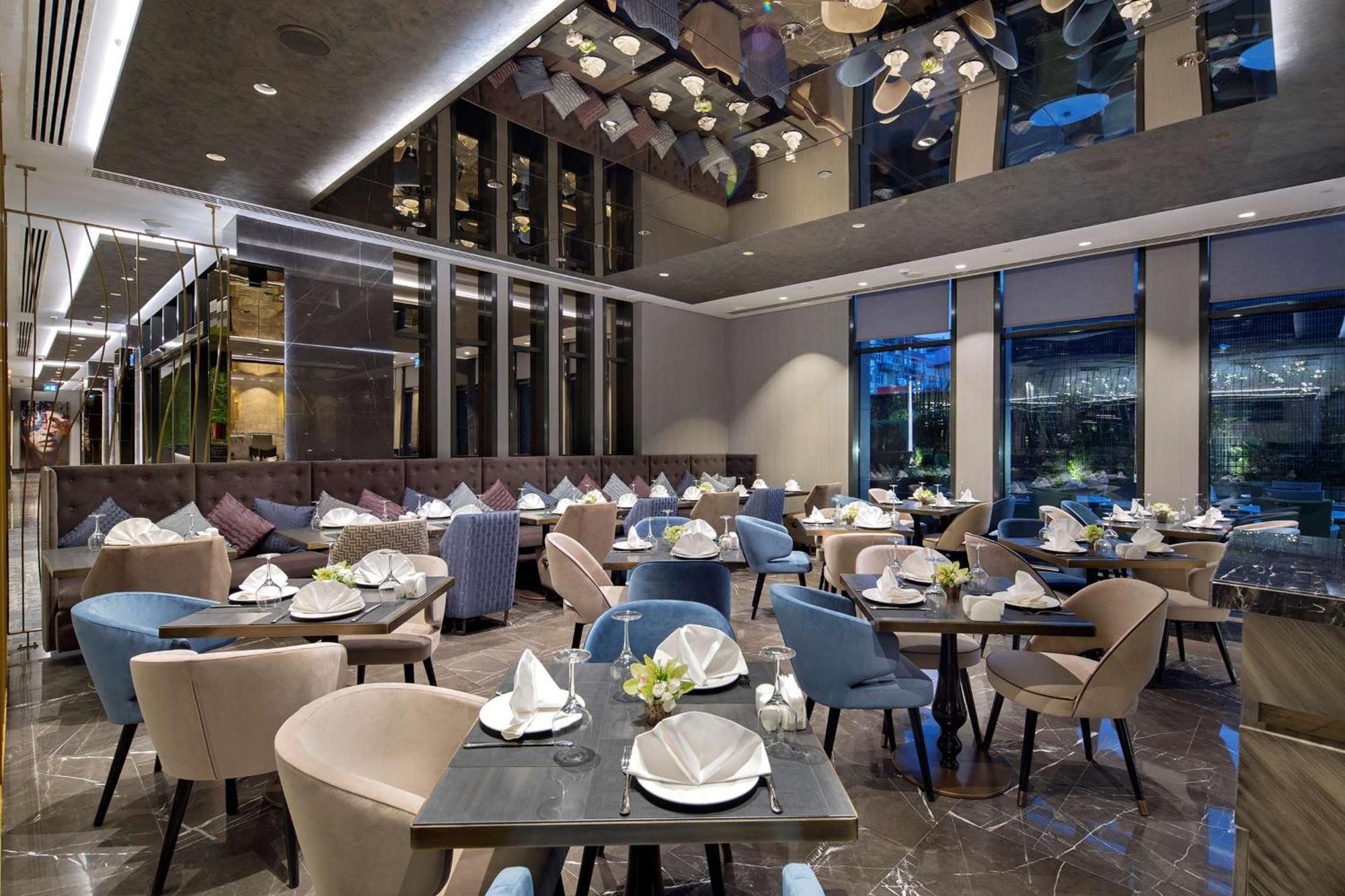 伊斯坦布尔希尔顿逸林酒店 - 皮亚利帕萨 外观 照片 The interior of the restaurant