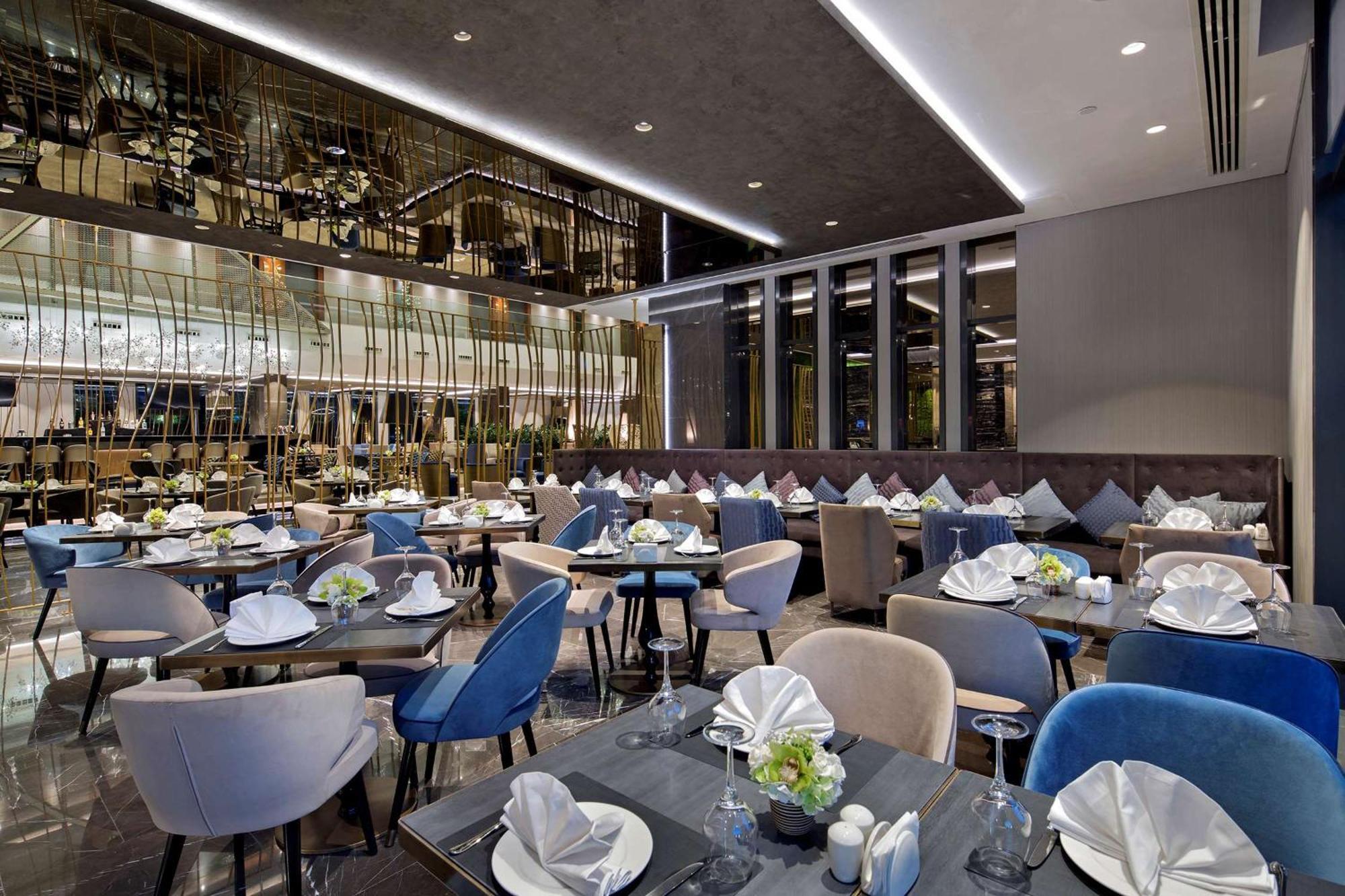 伊斯坦布尔希尔顿逸林酒店 - 皮亚利帕萨 外观 照片 The interior of the restaurant