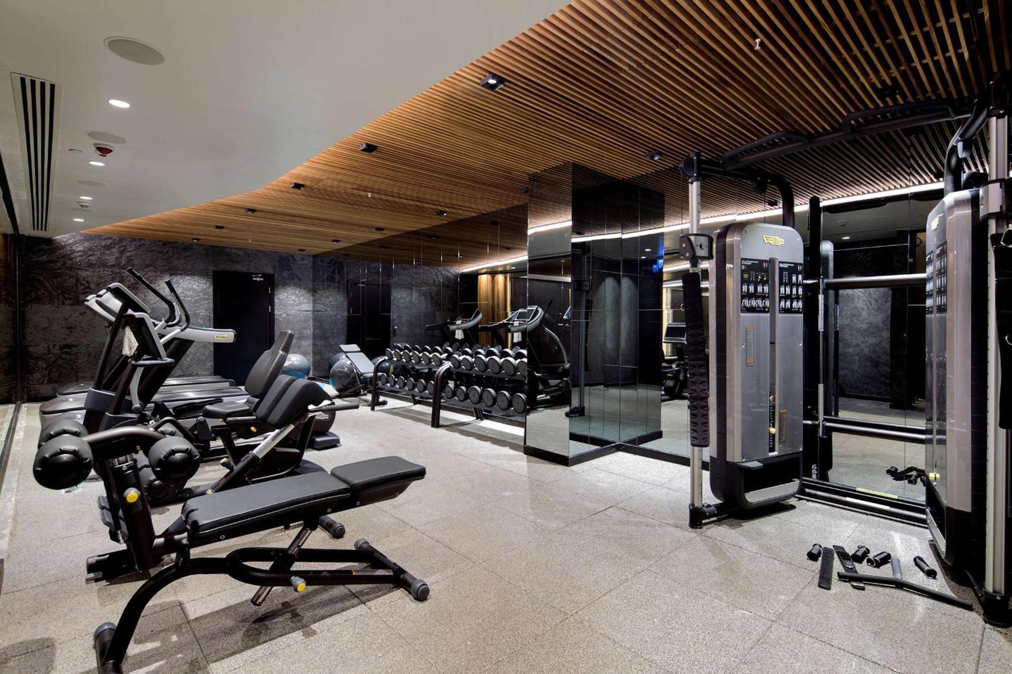 伊斯坦布尔希尔顿逸林酒店 - 皮亚利帕萨 外观 照片 The gym at the hotel
