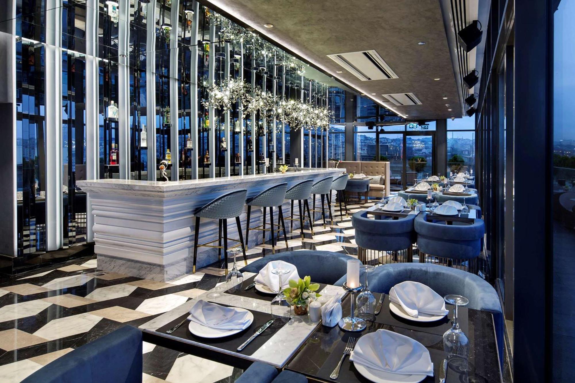 伊斯坦布尔希尔顿逸林酒店 - 皮亚利帕萨 外观 照片 The interior of the restaurant
