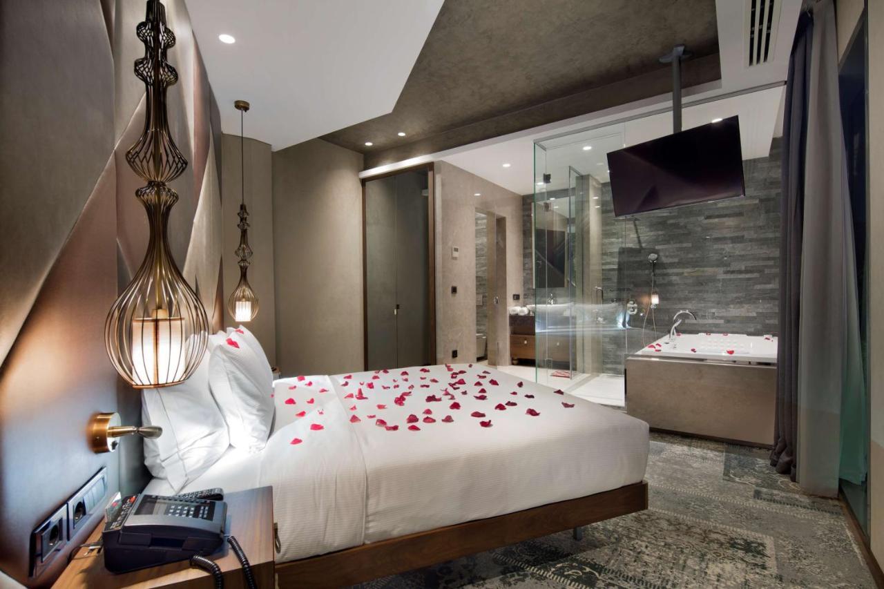 伊斯坦布尔希尔顿逸林酒店 - 皮亚利帕萨 外观 照片 A room at the hotel