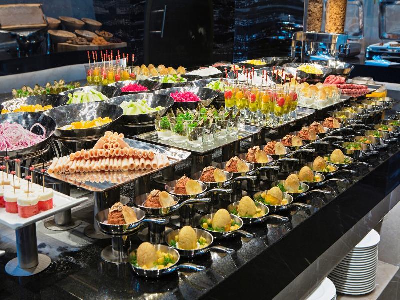 伊斯坦布尔希尔顿逸林酒店 - 皮亚利帕萨 外观 照片 A buffet of canapés